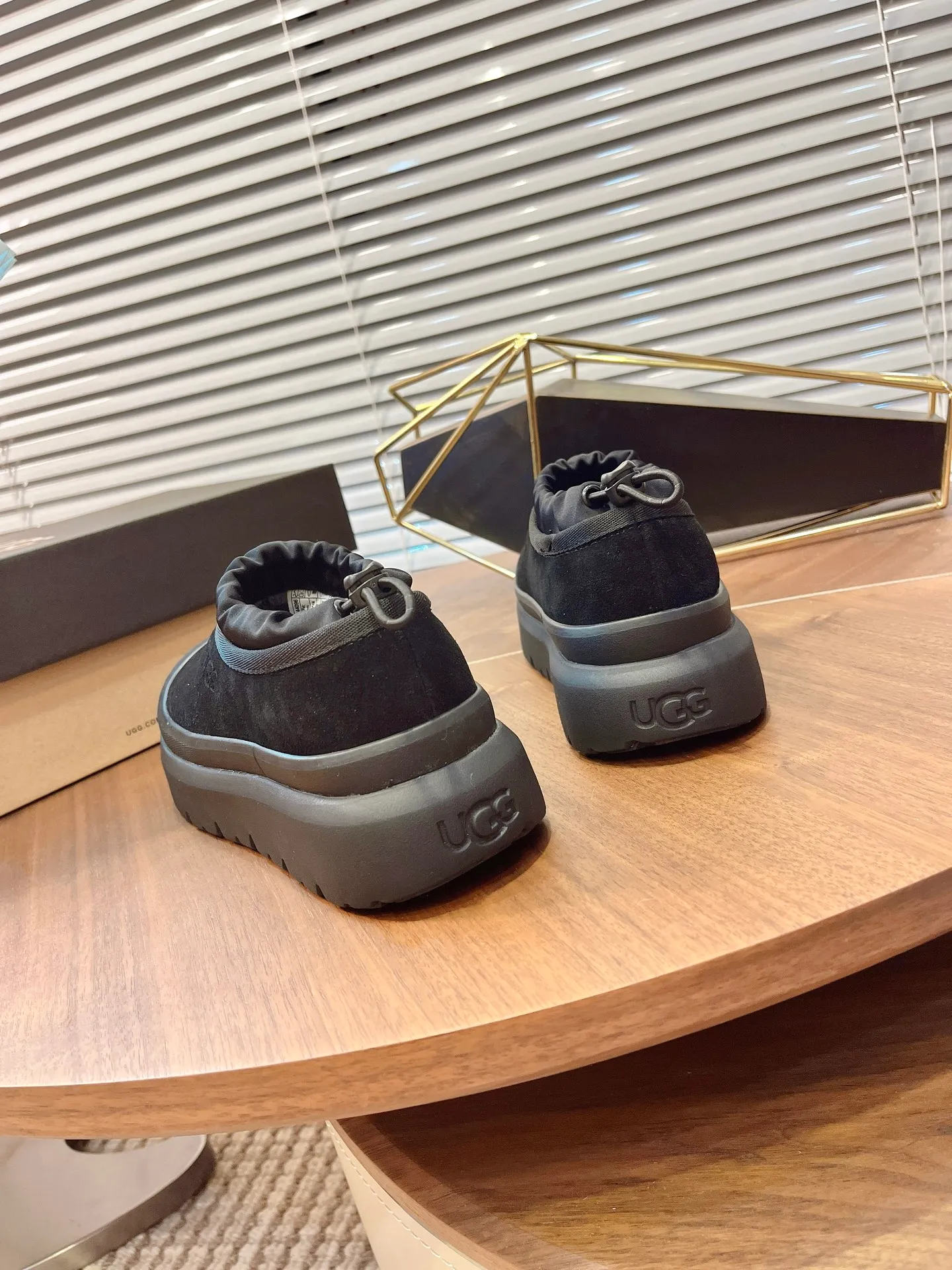[UGG] P:500💰 Couple shoes Size: 35-44 [Wang Yibo's same style] UGG2025 new winter style Tasman fashion shoes for men and women 1144096 Ugg new fur shoes for autumn and winter, snow boots, same style for men and women ~ Handsome slip-on, lazy shoes, super easy to put on and take off ~ Suede cowhide fabric ~The soles are molded from original soles, not cheap rubber foam, but made of modern material. The characteristics of this material are that it is light, wear-resistant and non-slip. The outsole has a clear logo imprint, which is comparable to that of a store~